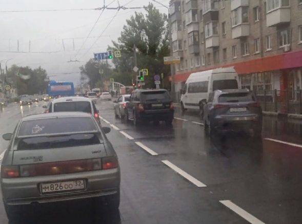 В Брянске на улице Ульянова столкнулись две легковушки