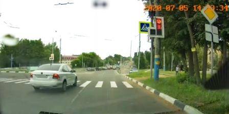 В Брянске водителя наказали за проезд светофора на красный