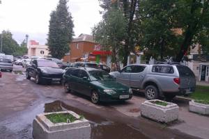 В Брянске возле Бежицкого рынка мастера парковки заперли три машины