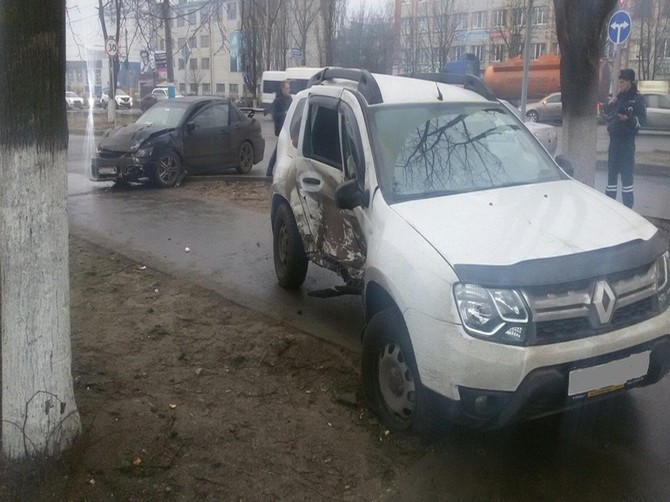 В Брянске 31-летняя женщина порезала палец в ДТП на Московском