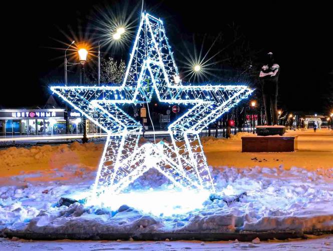 В Брянске сквер Фокина и парк железнодорожников засияли новогодними иллюминациями