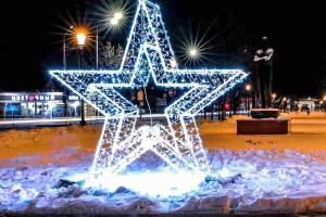 В Брянске сквер Фокина и парк железнодорожников засияли новогодними иллюминациями