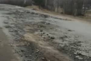 Убитую дорогу на родине Александра Большунова сняли на видео