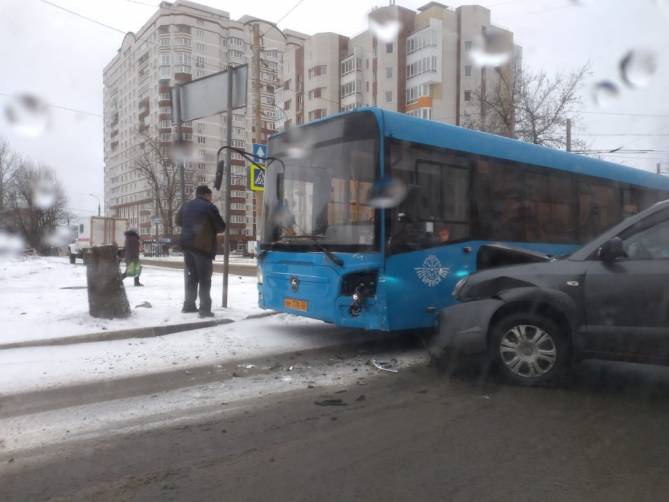 В Брянске на Крахмалева внедорожник протаранил синий автобус