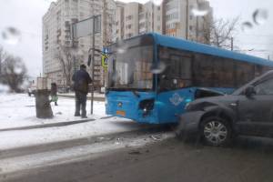 В Брянске на Крахмалева внедорожник протаранил синий автобус