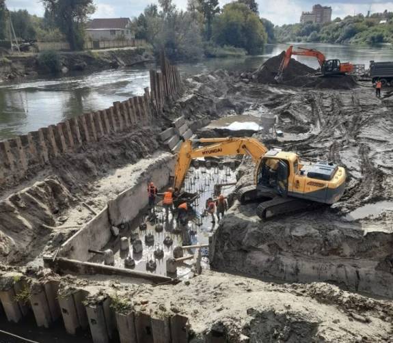 В Брянске на строительстве Славянского моста бетонируют русловые опоры