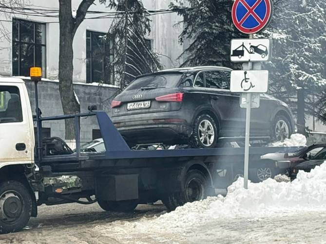 В Брянске из Круглого сквера увезли на штрафстоянку 5 машин