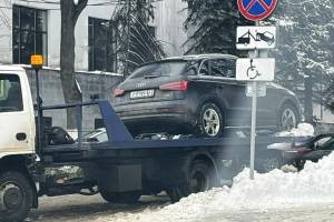 В Брянске из Круглого сквера увезли на штрафстоянку 5 машин