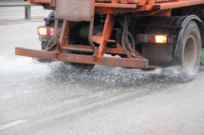 На федеральные дороги Брянской области высыпали почти 400 тонн песка