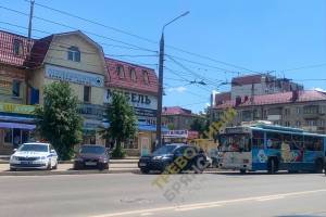В Брянске на Стальзаводе троллейбус №9 врезался в иномарку