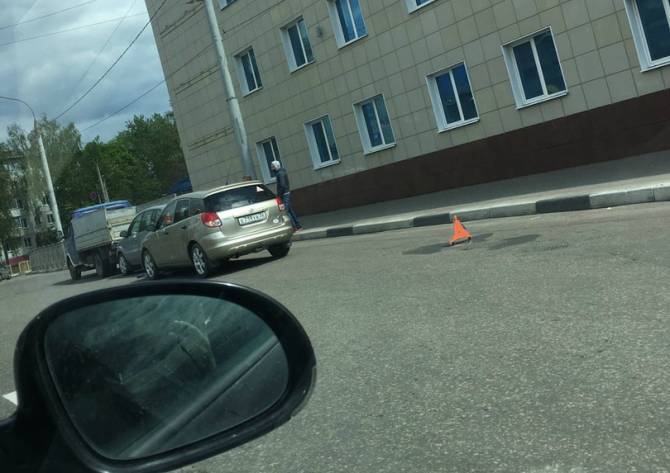 В Брянске на проспекте Московском столкнулись три автомобиля