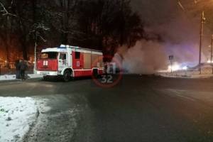 В Брянске у Дворца железнодорожников сгорел автомобиль