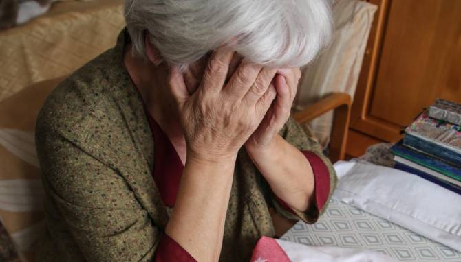 В Клинцах «соцработница» подменила пенсионерке золотые серьги на бижутерию