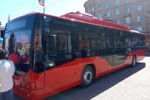 В Брянске впервые прошел обкатку новый красный троллейбус