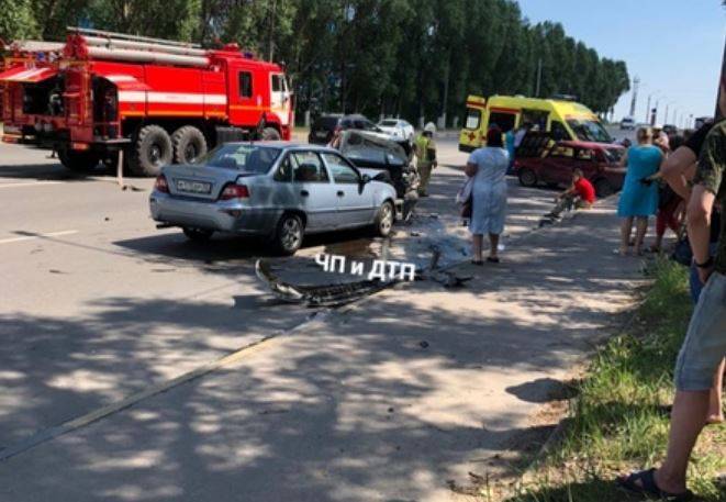 В Брянске на Новостройке произошла жуткая массовая авария