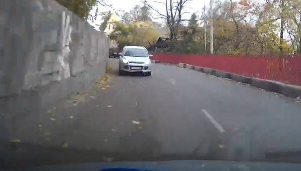 В Брянске нарушитель на встречке едва не устроил ДТП на односторонней дороге