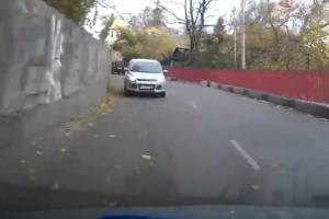 В Брянске нарушитель на встречке едва не устроил ДТП на односторонней дороге
