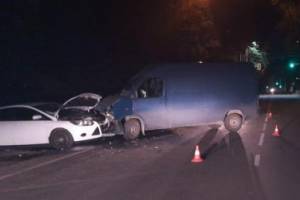 В Брянске микроавтобус протаранил легковушку: ранен мужчина