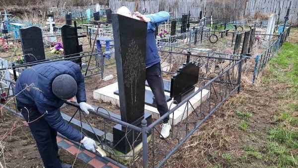 Осужденные суражской колонии навели порядок на могилах ветеранов войны