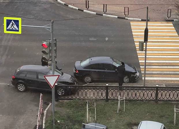 В Брянске возле Кургана Бессмертия в аварию попали две легковушки