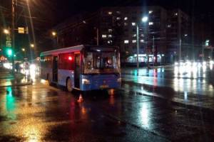 В Брянске возле ТРЦ «БУМ-сити» пьяный нарушитель попал под автобус
