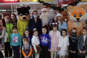 В Брянске устроили новогодний праздник для детей из приёмных семей