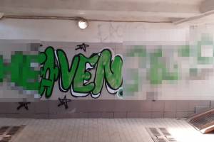 В Брянске разрисовали граффити подземный переход на автовокзале