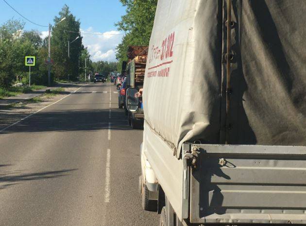 На выезде из села Толмачево образовалась огромная пробка