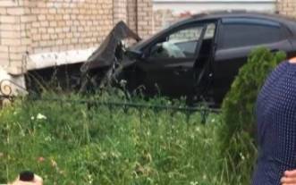 В Клинцах водитель протаранившей дом легковушки сломала палец