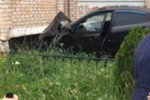 В Клинцах водитель протаранившей дом легковушки сломала палец