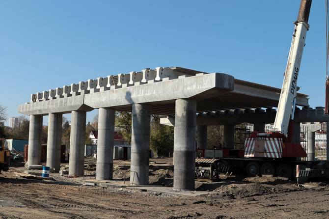 В Брянске на новом мосту на Набережной установили 15 балок