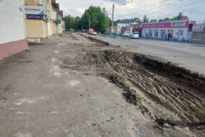 В Брянске укладчикам плитки по улице Димитрова помешали пешеходы