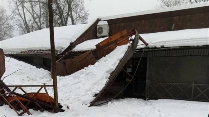 В брянском парке Толстого из-за снега обрушилась крыша на веранде летнего кафе