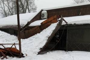 В брянском парке Толстого из-за снега обрушилась крыша на веранде летнего кафе