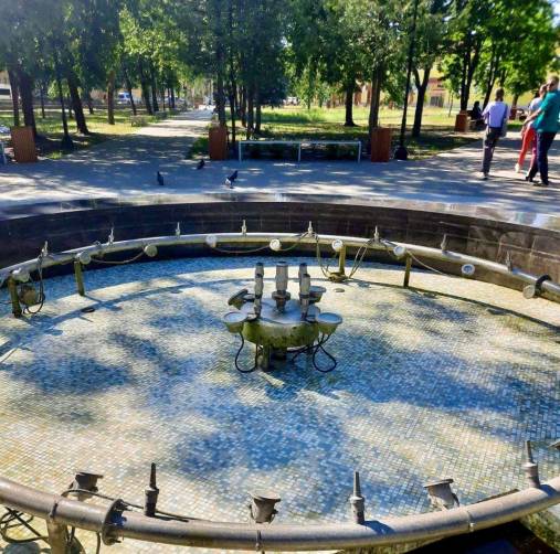 В Брянске очистили от мусора новый фонтан в парке «Юность»