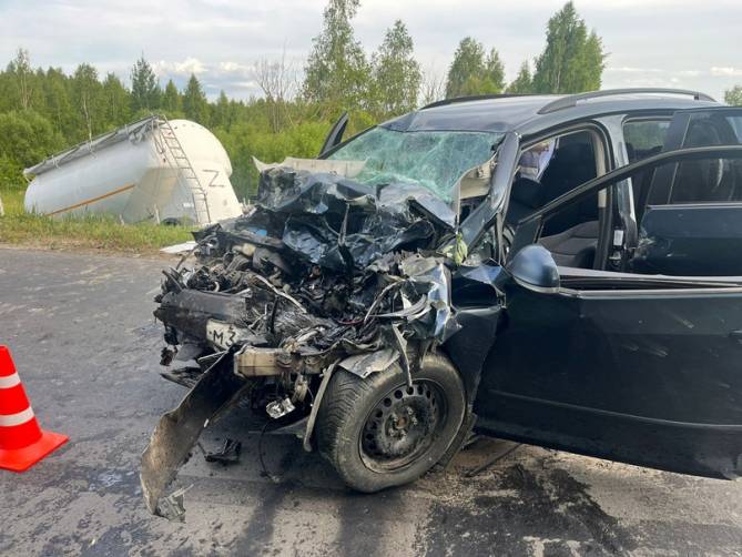 Под Жуковкой 54-летний водитель Volkswagen врезался в тягач и погиб