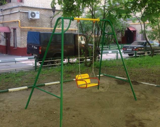 В Гордеевке нашли опасные качели на детской площадке