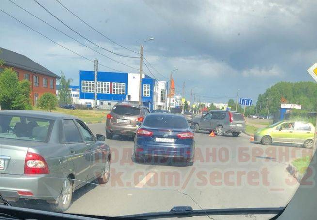 В Брянске на Новостройке образовалась пробка из-за ДТП возле Ледового дворца