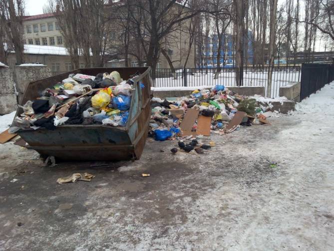 На Брянщине около 100 школ и детсадов накопили долги за вывоз мусора