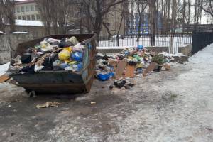 На Брянщине около 100 школ и детсадов накопили долги за вывоз мусора