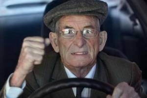 В Клинцах пенсионер на ВАЗ въехал в автобус: ранена 34-летняя пассажирка 