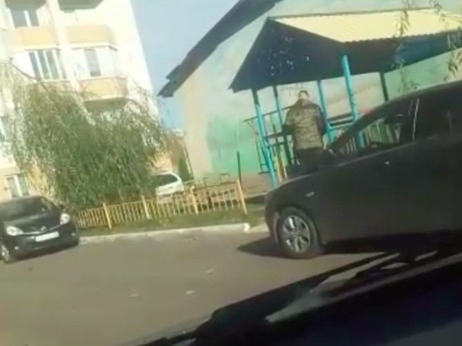В Брянске сняли на видео избиение бомжа