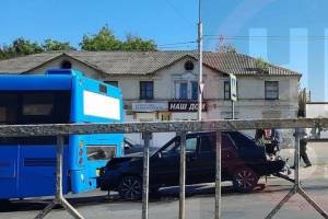 В Брянске на проспекте Московском легковушка протаранила синий автобус