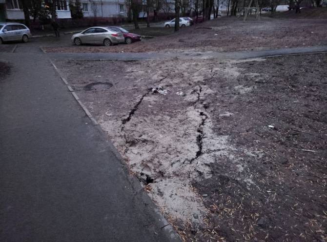 В Брянске провалы грунта на переулке Пилотов стали глубже