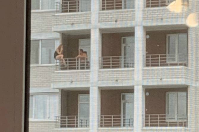 Брянцы устроили опасные посиделки на балконе многоэтажки