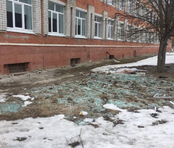В Фокино рабочие завалили битым стеклом двор школы №3