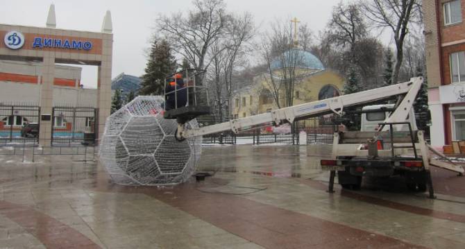 В Брянске на бульваре Гагарина появился гигантский футбольный мяч