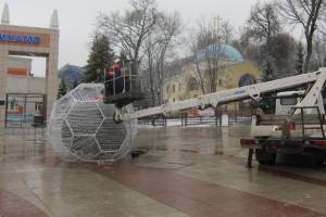 В Брянске на бульваре Гагарина появился гигантский футбольный мяч