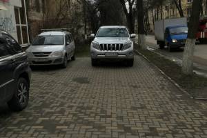 В Брянске наглый автохам перекрыл тротуар на Горького