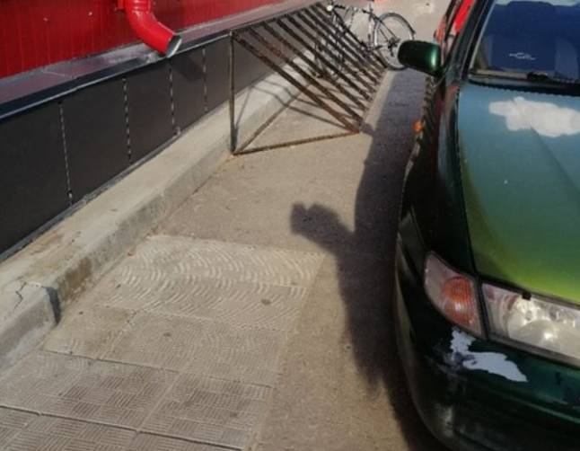 В Брянске водитель куска металлолома на колесах заблокировал пандус